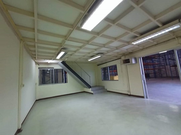 ให้เช่าโกดังเก็บสินค้า พร้อมออฟฟิศติดแอร์ พัฒนาการ  ใช้สอย 400​ตรมมีห้องโถงสำหรับเก็บของเย็น.. ห้องน้ำ 2 ห้อง  สามารถทำเป็นสำนักงานก็ได้ 