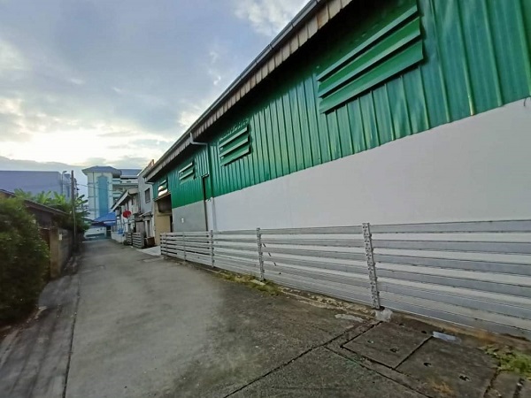 ให้เช่าโกดังเก็บสินค้า พร้อมออฟฟิศติดแอร์ พัฒนาการ  ใช้สอย 400​ตรมมีห้องโถงสำหรับเก็บของเย็น.. ห้องน้ำ 2 ห้อง  สามารถทำเป็นสำนักงานก็ได้ 