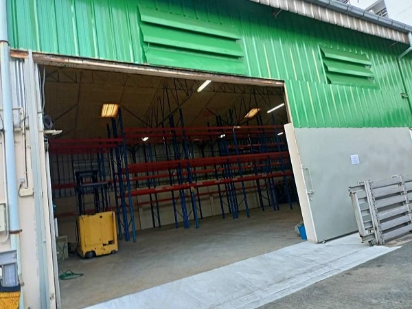 ให้เช่าโกดังเก็บสินค้า พร้อมออฟฟิศติดแอร์ พัฒนาการ  ใช้สอย 400​ตรมมีห้องโถงสำหรับเก็บของเย็น.. ห้องน้ำ 2 ห้อง  สามารถทำเป็นสำนักงานก็ได้ 