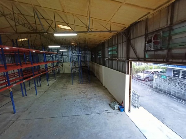 ให้เช่าโกดังเก็บสินค้า พร้อมออฟฟิศติดแอร์ พัฒนาการ  ใช้สอย 400​ตรมมีห้องโถงสำหรับเก็บของเย็น.. ห้องน้ำ 2 ห้อง  สามารถทำเป็นสำนักงานก็ได้ 
