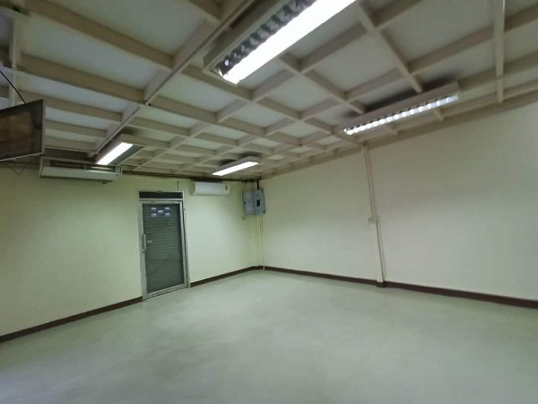 ให้เช่าโกดังเก็บสินค้า พร้อมออฟฟิศติดแอร์ พัฒนาการ  ใช้สอย 400​ตรมมีห้องโถงสำหรับเก็บของเย็น.. ห้องน้ำ 2 ห้อง  สามารถทำเป็นสำนักงานก็ได้ 