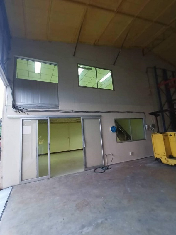 ให้เช่าโกดังเก็บสินค้า พร้อมออฟฟิศติดแอร์ พัฒนาการ  ใช้สอย 400​ตรมมีห้องโถงสำหรับเก็บของเย็น.. ห้องน้ำ 2 ห้อง  สามารถทำเป็นสำนักงานก็ได้ 