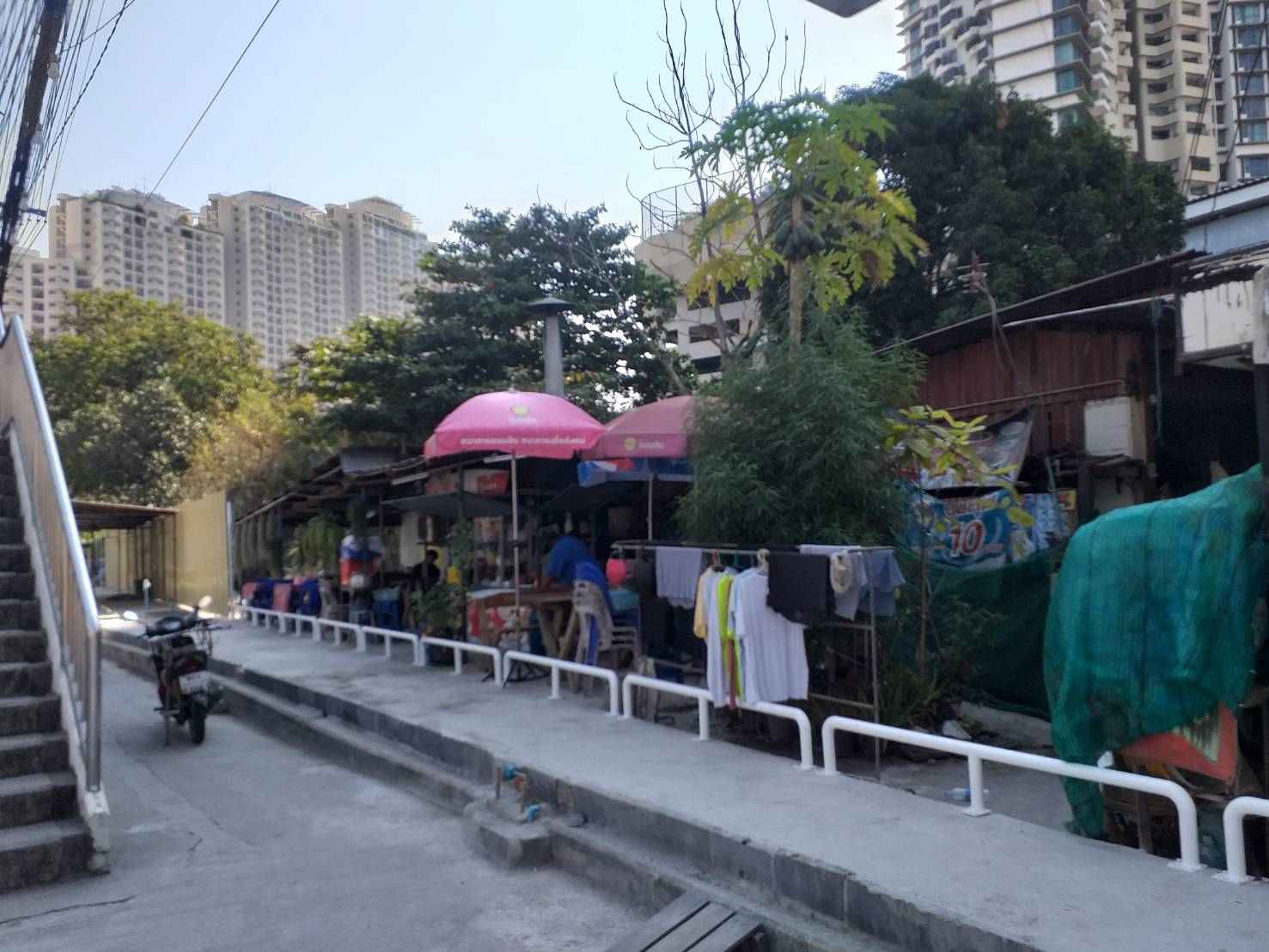 ด่วน ขายที่ดินเปล่า ติดถนนพระราม 3  พท. 484  ตร.ว.  หน้ากว้าง  65  ม.