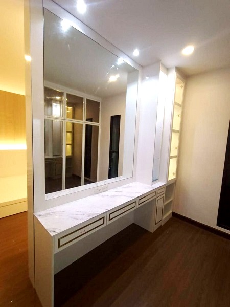 ให้เช่าและขายบ้านตกแต่ง บิ้วอิน สวยงาม พร้อม Office   อยู่แล้วรวยจริง เฮงมากสวยงามตามหลักฮวงจุ้ย    เดอะซิตี้พัฒนาการ สภาพใหม่พร้อมเข้าอยู่ เฟอร์ครบ 4 ห้องนอน 5 ห้องน้ำ 2 ห้องครัว ตกแต่งทั้งภายในและภายนอก