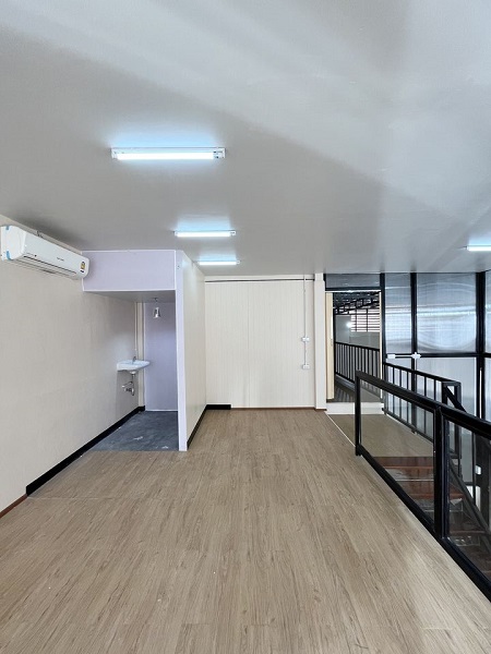 โกดัง 2 ชั้นให้เช่า ดินแดง พร้อมออฟฟิศในตัว รถ6ล้อเข้าได้ 470ตร.ม เนื้อที่รวมทั้งหมด 470ตร.ม. - ชั้นล่าง 310.5 ตร.ม. มีออฟฟิศ(แอร์ 2 ตัว)