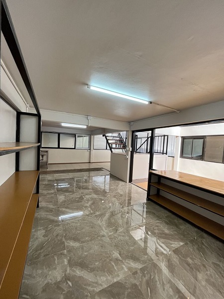 โกดัง 2 ชั้นให้เช่า ดินแดง พร้อมออฟฟิศในตัว รถ6ล้อเข้าได้ 470ตร.ม เนื้อที่รวมทั้งหมด 470ตร.ม. - ชั้นล่าง 310.5 ตร.ม. มีออฟฟิศ(แอร์ 2 ตัว)