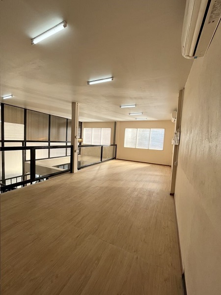 โกดัง 2 ชั้นให้เช่า ดินแดง พร้อมออฟฟิศในตัว รถ6ล้อเข้าได้ 470ตร.ม เนื้อที่รวมทั้งหมด 470ตร.ม. - ชั้นล่าง 310.5 ตร.ม. มีออฟฟิศ(แอร์ 2 ตัว)