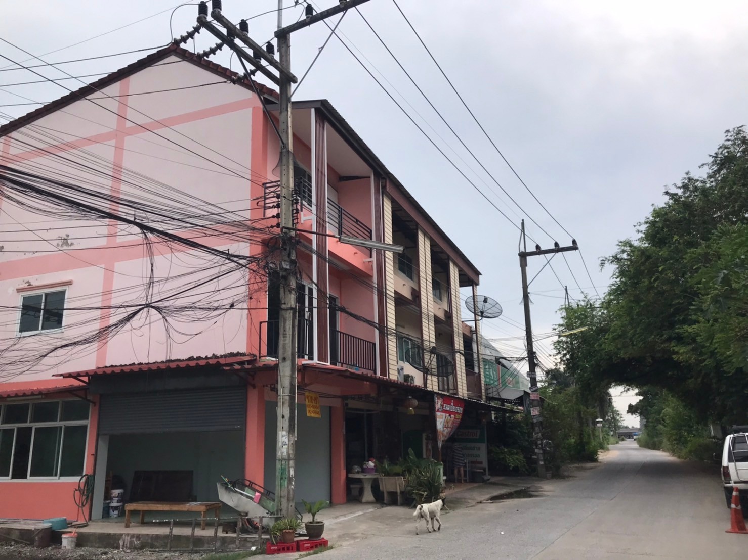 ขาย/เช่า อาคารพาณิชย์ 3 ชั้น เป็นอาคารห้องริม ติดซอย ทำเลดี อ.ศรีราชา จ.ชลบุรี 