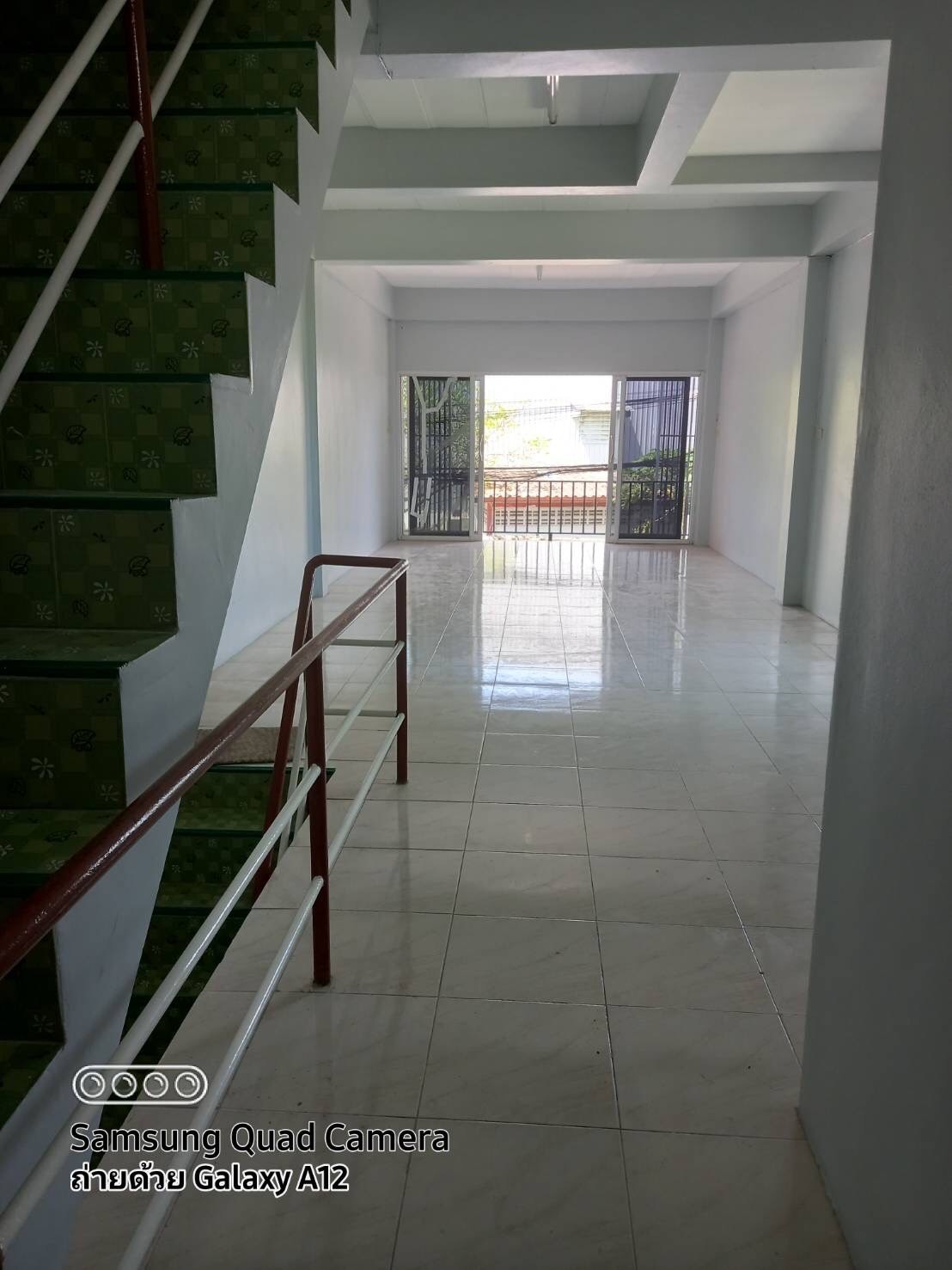 ขาย/เช่า อาคารพาณิชย์ 3 ชั้น เป็นอาคารห้องริม ติดซอย ทำเลดี อ.ศรีราชา จ.ชลบุรี 