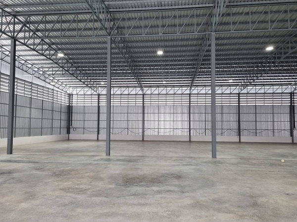 ให้เช่าโกดัง เนื้อที่รวม  24,000 ตร.ม. สร้างเสร็จใหม่  เข้าทางรามอินทรา 109 อาคารในร่ม 1,800 ตร.ม.  ทำเลดี 15นาที ถึง สถานีรถไฟฟ้าสีชมพู เข้าออกได้หลายทาง  ถ.รามอินทรา 109,