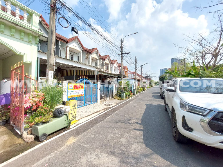 ทาวน์เฮ้าส์ ม.อุบลชาติ 1 (ไทรม้า) ถ.รัตนาธิเบศร์ เมืองนนทบุรี