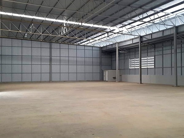 โกดังให้เช่า ทำเลดี  ถนนพัฒนาชนบท ศรีนครินทร์ ร่มเกล้า  ลาดกระบัง  770 ตรม เหมาะเป็นศูนย์กระจายสินค้า คลังสินค้าจัดเก็บ ถนนกว้าง 12m. รถใหญ่ และตู้ container เข้า-ออกได้