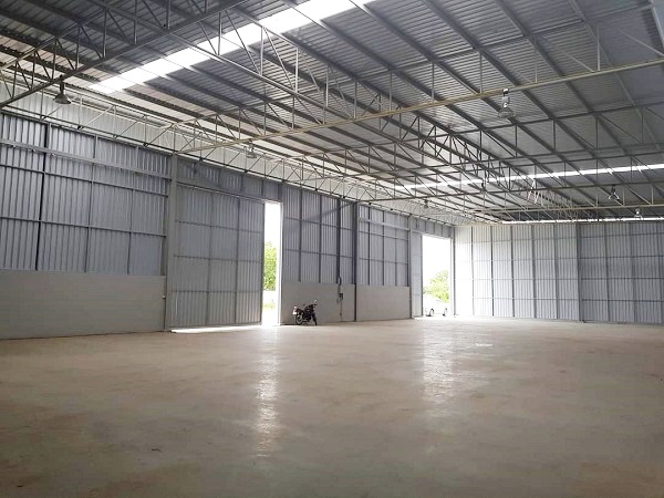 โกดังให้เช่า ทำเลดี  ถนนพัฒนาชนบท ศรีนครินทร์ ร่มเกล้า  ลาดกระบัง  770 ตรม เหมาะเป็นศูนย์กระจายสินค้า คลังสินค้าจัดเก็บ ถนนกว้าง 12m. รถใหญ่ และตู้ container เข้า-ออกได้