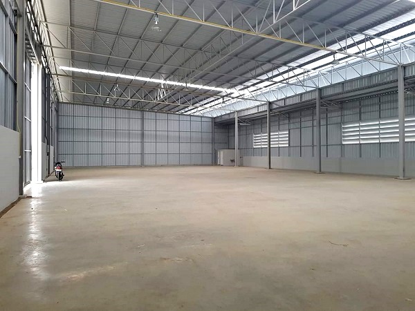 โกดังให้เช่า ทำเลดี  ถนนพัฒนาชนบท ศรีนครินทร์ ร่มเกล้า  ลาดกระบัง  770 ตรม เหมาะเป็นศูนย์กระจายสินค้า คลังสินค้าจัดเก็บ ถนนกว้าง 12m. รถใหญ่ และตู้ container เข้า-ออกได้