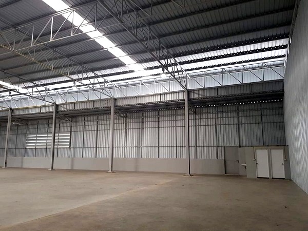 โกดังให้เช่า ทำเลดี  ถนนพัฒนาชนบท ศรีนครินทร์ ร่มเกล้า  ลาดกระบัง  770 ตรม เหมาะเป็นศูนย์กระจายสินค้า คลังสินค้าจัดเก็บ ถนนกว้าง 12m. รถใหญ่ และตู้ container เข้า-ออกได้