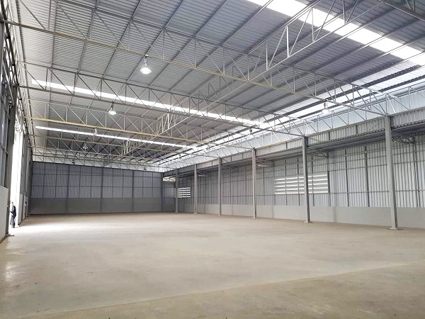 โกดังให้เช่า ทำเลดี  ถนนพัฒนาชนบท ศรีนครินทร์ ร่มเกล้า  ลาดกระบัง  770 ตรม เหมาะเป็นศูนย์กระจายสินค้า คลังสินค้าจัดเก็บ ถนนกว้าง 12m. รถใหญ่ และตู้ container เข้า-ออกได้