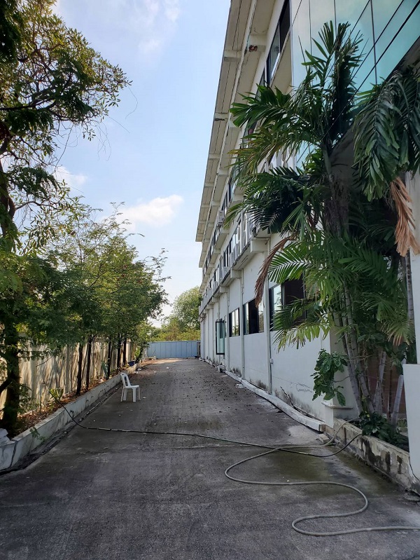  ขายและ ให้เช่า อาคาร  4 ชั้น พร้อม โรงงาน  ในนิคมอุตสาหกรรมบางพลี เนื้อที่ 2,800 ตร.ม  ตัวอาคาร 4 ชั้น   เนื้อที่ชั้นละ 700 ตร.ม  