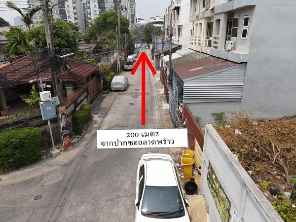 ขายที่ดินเปล่า เนื้อที่ 410 ตรว    ถนนลาดพร้าว เข้าในซอยลาดพร้าว แค่ 200 เมตร ใกล้สถานี รถไฟฟ้าสถานี ภาวนา  200 เมตร