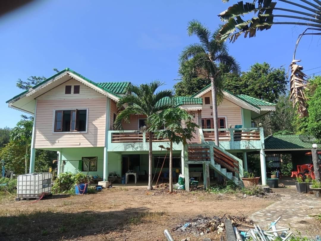 ขายด่วน ที่ดินสวนทุเรียน 58 ไร่ และสวนผลไม้  อ.ท่าใหม่ จ.จันทบุรี ราคาไร่ละ 1.6 ล.บ.    มีโฉนด 58 ไร่ และแถมไม่มีโฉนดอีก 20 ไร่ พร้อมบ้านขนาดใหญ่ 1 หลัง~  เก็บผลผลิตได้ทันที โฉนดพร้อมโอนค่ะ