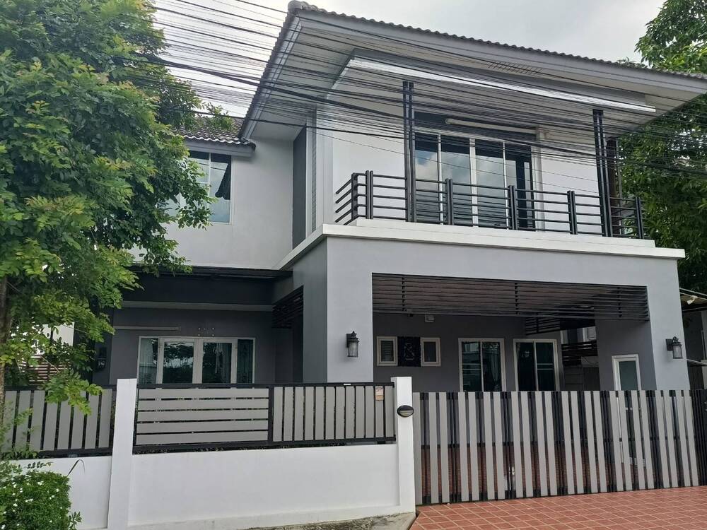 ขายบ้านเดี่ยว หมู่บ้านเบญญาภาปลวกแดง เฟอร์นิเจอร์ครบ พร้อมเข้าอยู่ สุดยอดทำเล  ในปลวกแดง