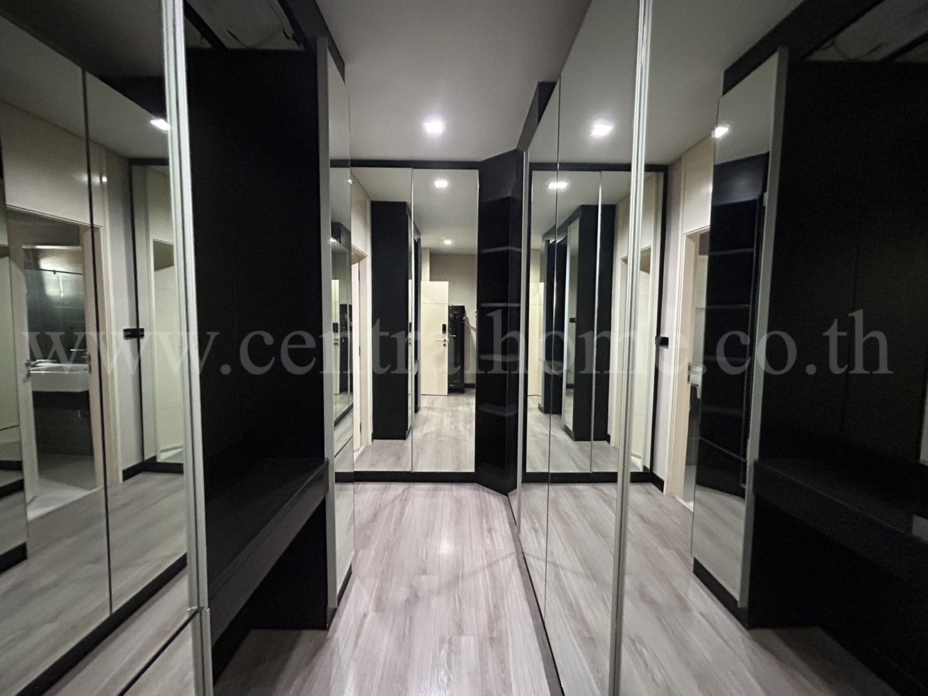 ทาวน์โฮม บ้านกลางเมือง วิภาวดี ตกแต่งสไตล์ Modern Luxury
