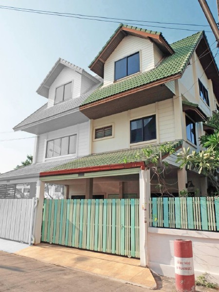 ให้เช่าบ้าน อยู่ซอยลาดพร้าว 93 ซอยประชากรไทย บ้าน 3 ชั้น พื้นที่ 41 ตรว.ใกล้โรงพยาบาลลาดพร้าว โรงพยาบาลเวชธานี ไฟฟ้าสายสีเหลืองในอนาคต ทางด่วน เอกมัย-รามอินทรา