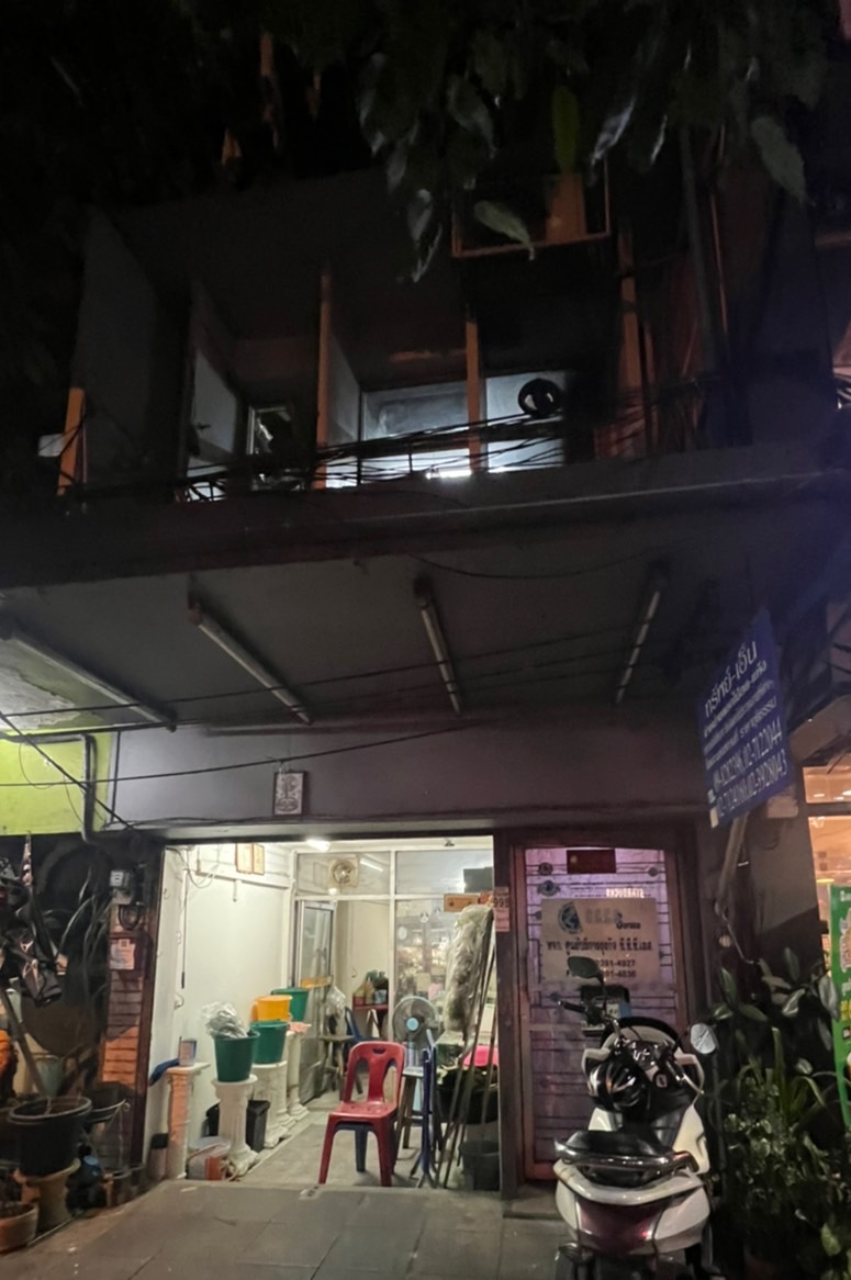 ประกาศขายอาคารพาณิชย์ ทำเลทอง ริมถนนสุขุมวิท