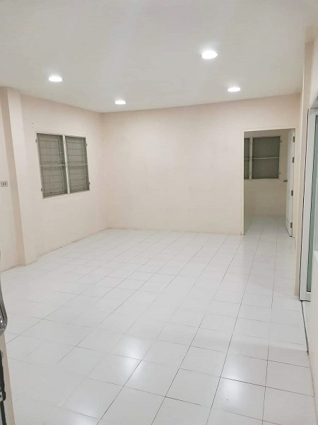 ให้เช่า​ อาคารโกดังเก็บของพร้อมออฟฟิส​  ใกล้ สภานีรถไฟฟ้า​ Bts  รัชโยธิน​100 เมตร สถานที่สามารถเป็นโกดังเก็บของพร้อมออฟฟิส​  อยู่ในซอยพหลโยธิน  