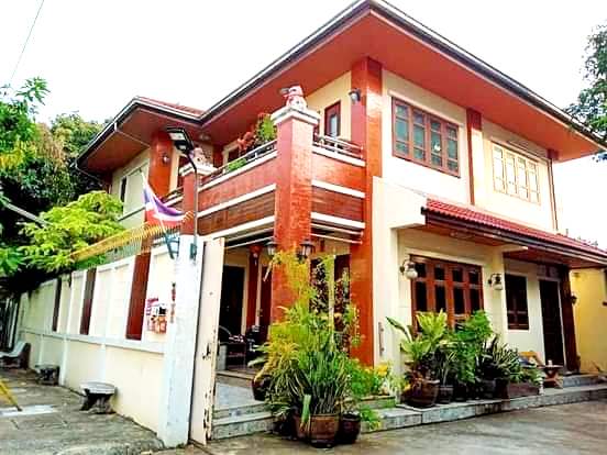 ขายบ้าน2ชั้นพร้อมโรงงานหรือทำโกดัง เนื้อที่ 174 ตรว (เคยทำเกี่ยววงกบประตูหน้าต่าง ) เนื้อที่ใช้สอย ประมาณ 600-700 ตรม อยู่ใน ซอยสุขุมวิท101/1  ซ.วชิรธรรมสาธิต  รถ6ล้อใหญ่ เข้าได้   ไฟฟ้า3 phase   4. ห้องน้ำ 2 ห้อง 