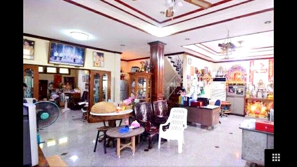 ขายบ้าน2ชั้นพร้อมโรงงานหรือทำโกดัง เนื้อที่ 174 ตรว (เคยทำเกี่ยววงกบประตูหน้าต่าง ) เนื้อที่ใช้สอย ประมาณ 600-700 ตรม อยู่ใน ซอยสุขุมวิท101/1  ซ.วชิรธรรมสาธิต  รถ6ล้อใหญ่ เข้าได้   ไฟฟ้า3 phase   4. ห้องน้ำ 2 ห้อง 