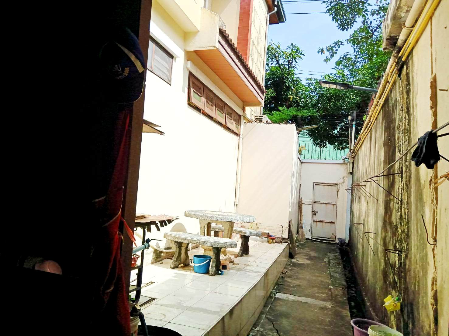 ขายบ้าน2ชั้นพร้อมโรงงานหรือทำโกดัง เนื้อที่ 174 ตรว (เคยทำเกี่ยววงกบประตูหน้าต่าง ) เนื้อที่ใช้สอย ประมาณ 600-700 ตรม อยู่ใน ซอยสุขุมวิท101/1  ซ.วชิรธรรมสาธิต  รถ6ล้อใหญ่ เข้าได้   ไฟฟ้า3 phase   4. ห้องน้ำ 2 ห้อง 