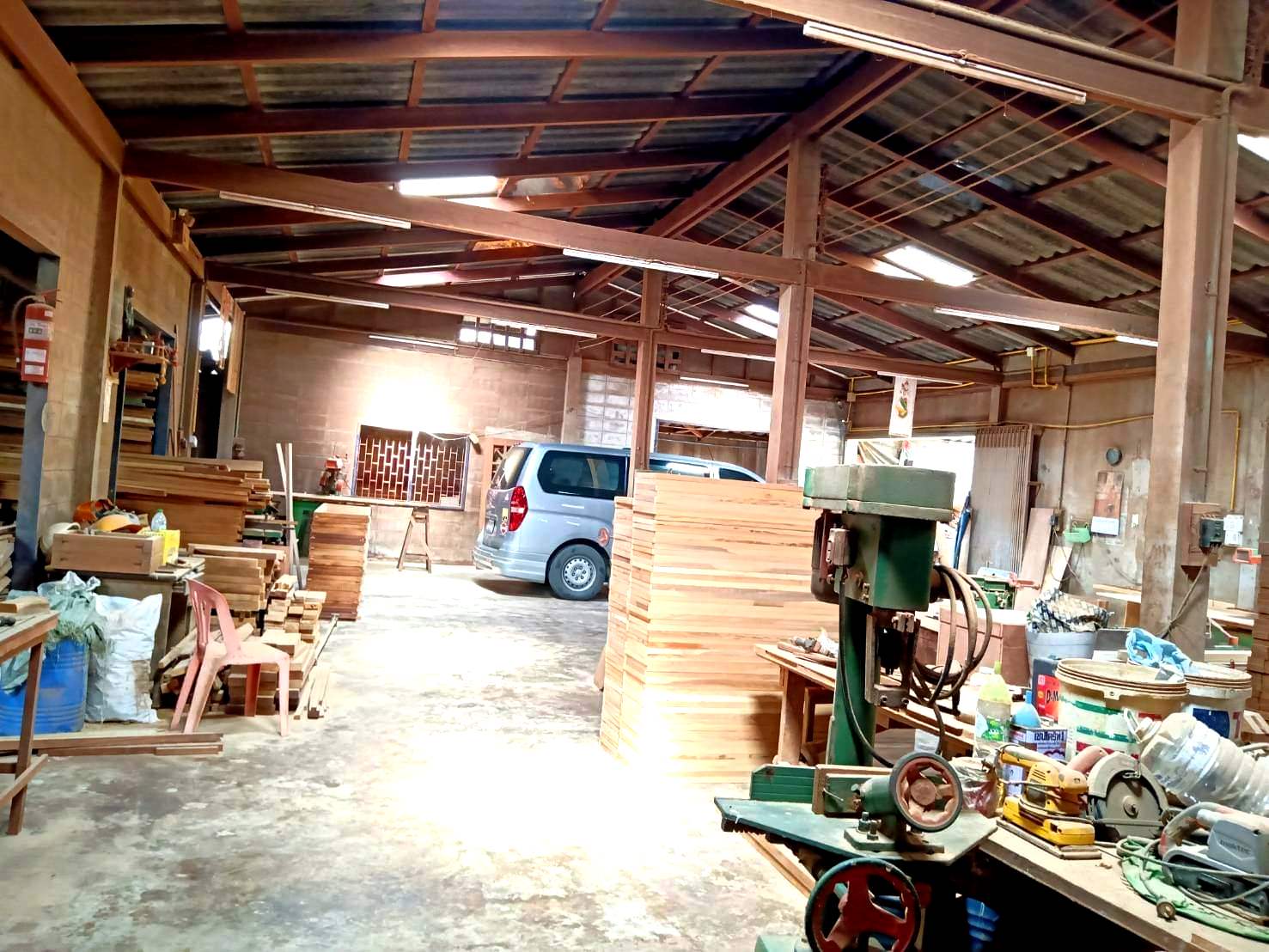 ขายบ้าน2ชั้นพร้อมโรงงานหรือทำโกดัง เนื้อที่ 174 ตรว (เคยทำเกี่ยววงกบประตูหน้าต่าง ) เนื้อที่ใช้สอย ประมาณ 600-700 ตรม อยู่ใน ซอยสุขุมวิท101/1  ซ.วชิรธรรมสาธิต  รถ6ล้อใหญ่ เข้าได้   ไฟฟ้า3 phase   4. ห้องน้ำ 2 ห้อง 