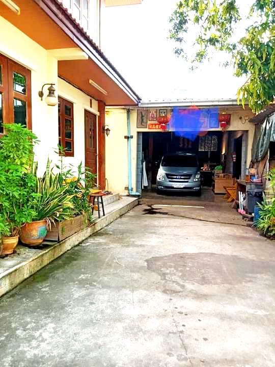 ขายบ้าน2ชั้นพร้อมโรงงานหรือทำโกดัง เนื้อที่ 174 ตรว (เคยทำเกี่ยววงกบประตูหน้าต่าง ) เนื้อที่ใช้สอย ประมาณ 600-700 ตรม อยู่ใน ซอยสุขุมวิท101/1  ซ.วชิรธรรมสาธิต  รถ6ล้อใหญ่ เข้าได้   ไฟฟ้า3 phase   4. ห้องน้ำ 2 ห้อง 