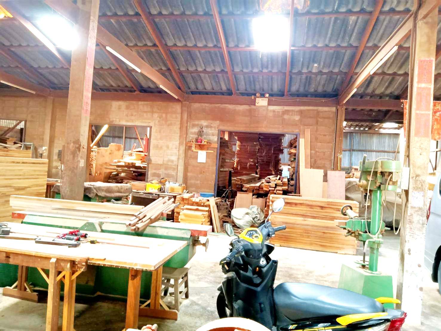 ขายบ้าน2ชั้นพร้อมโรงงานหรือทำโกดัง เนื้อที่ 174 ตรว (เคยทำเกี่ยววงกบประตูหน้าต่าง ) เนื้อที่ใช้สอย ประมาณ 600-700 ตรม อยู่ใน ซอยสุขุมวิท101/1  ซ.วชิรธรรมสาธิต  รถ6ล้อใหญ่ เข้าได้   ไฟฟ้า3 phase   4. ห้องน้ำ 2 ห้อง 