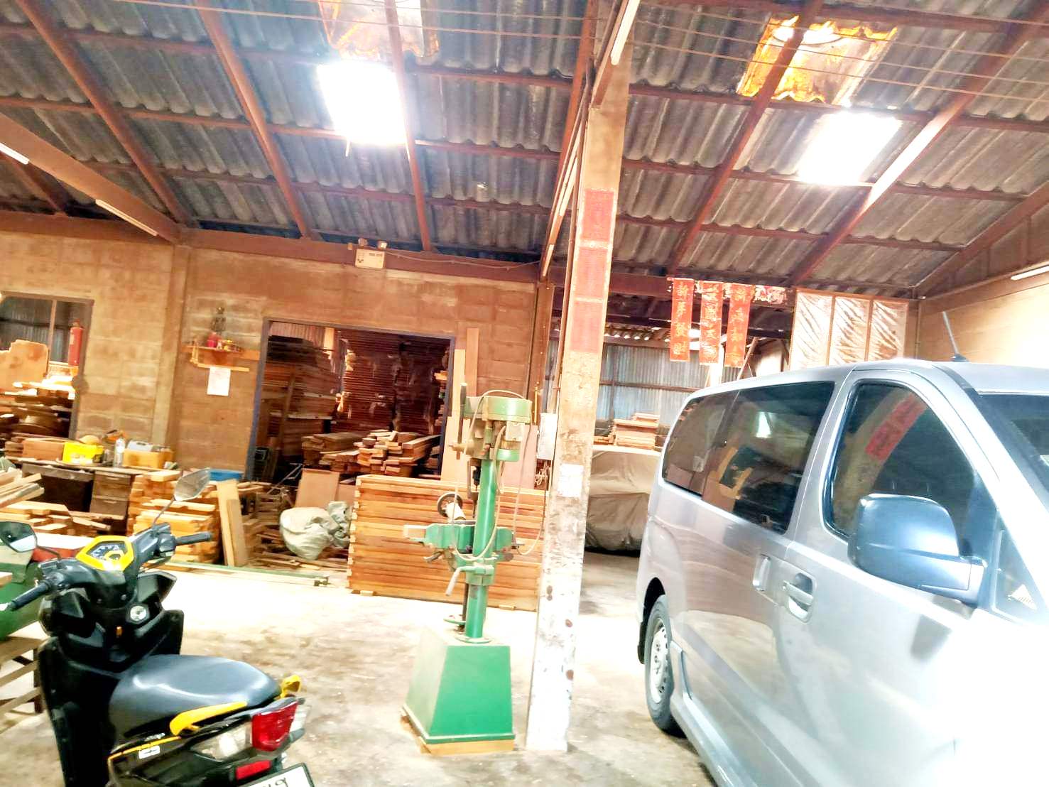 ขายบ้าน2ชั้นพร้อมโรงงานหรือทำโกดัง เนื้อที่ 174 ตรว (เคยทำเกี่ยววงกบประตูหน้าต่าง ) เนื้อที่ใช้สอย ประมาณ 600-700 ตรม อยู่ใน ซอยสุขุมวิท101/1  ซ.วชิรธรรมสาธิต  รถ6ล้อใหญ่ เข้าได้   ไฟฟ้า3 phase   4. ห้องน้ำ 2 ห้อง 