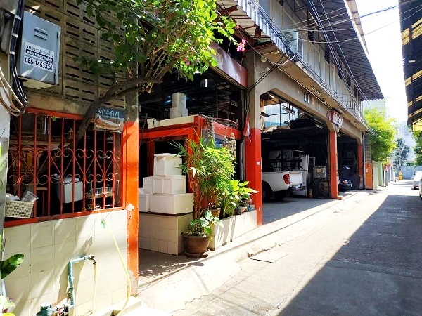 ให้เช่าโกดัง พร้อม Office  ย่านสาทร ถ.จันทน์ พระราม 3  เนื้อที่ 85ตรว. ใช้สอย 340 ตรมไฟสามเฟส 2 ห้องน้ำ   หน้ากว้าง 24ม  ลึก 16ม.  ระบบไฟ 3  เฟส