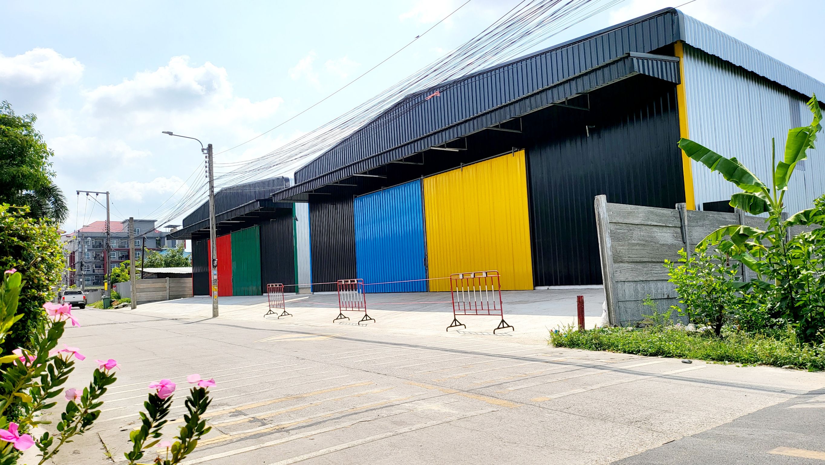 ให้เช่าโรงงานโกดังคลังสินค้าสร้างใหม่ บริเวณซอยโพธิ์แก้ว 3 ซอยลาดพร้าว 101 บนพื้นที่ 1 ไร่ มี 2 หลังละ 560 ตรม. แบ่งเช่า 280 280 ตรม