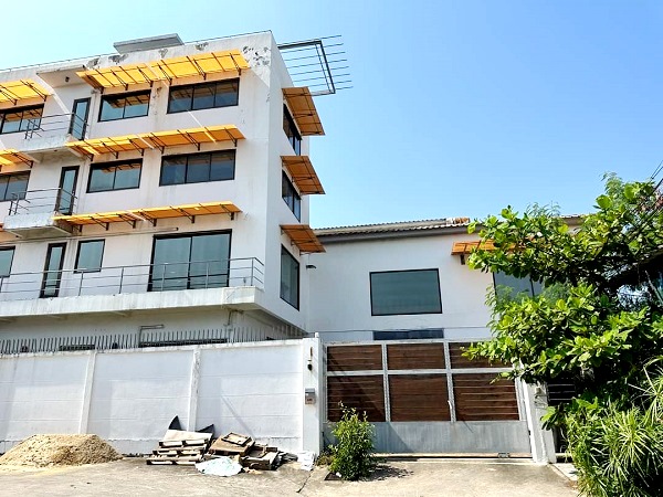 ให้เช่าอาคารสำนักงานให้เช่า พร้อมโกดัง ซอยสุขุมวิท 101  ใกล้ BTS ปุณณวิถี  จอดรถ 12-14 คัน เนื้อที่ 2-2-0 ไร่   พึ่ง renovate ใหม่ ภายในใหม่ พร้อมใช้งาน 