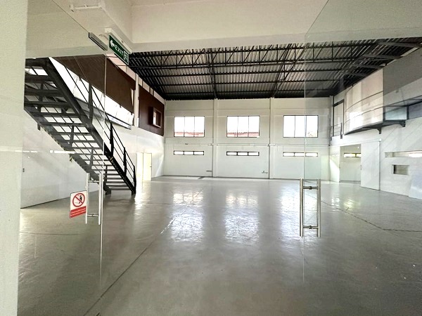 ให้เช่าอาคารสำนักงานให้เช่า พร้อมโกดัง ซอยสุขุมวิท 101  ใกล้ BTS ปุณณวิถี  จอดรถ 12-14 คัน เนื้อที่ 2-2-0 ไร่   พึ่ง renovate ใหม่ ภายในใหม่ พร้อมใช้งาน 