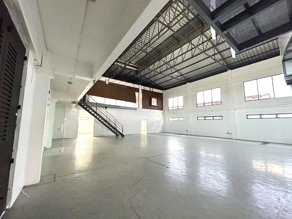 ให้เช่าอาคารสำนักงานให้เช่า พร้อมโกดัง ซอยสุขุมวิท 101  ใกล้ BTS ปุณณวิถี  จอดรถ 12-14 คัน เนื้อที่ 2-2-0 ไร่   พึ่ง renovate ใหม่ ภายในใหม่ พร้อมใช้งาน 