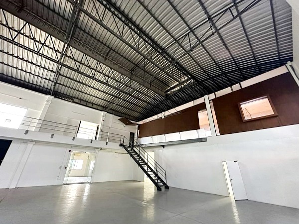 ให้เช่าอาคารสำนักงานให้เช่า พร้อมโกดัง ซอยสุขุมวิท 101  ใกล้ BTS ปุณณวิถี  จอดรถ 12-14 คัน เนื้อที่ 2-2-0 ไร่   พึ่ง renovate ใหม่ ภายในใหม่ พร้อมใช้งาน 