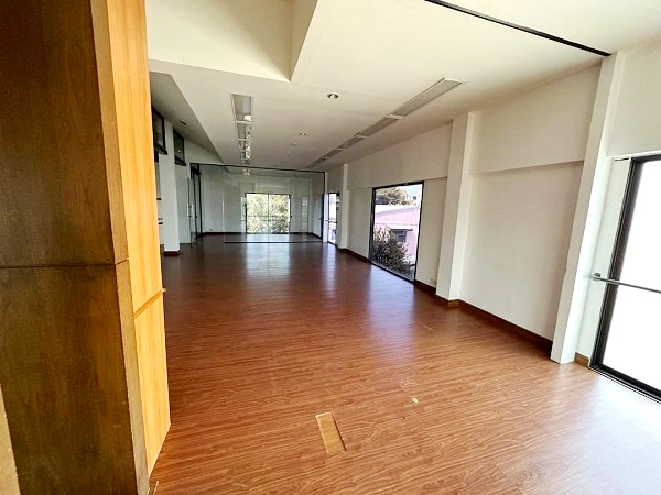 ให้เช่าอาคารสำนักงานให้เช่า พร้อมโกดัง ซอยสุขุมวิท 101  ใกล้ BTS ปุณณวิถี  จอดรถ 12-14 คัน เนื้อที่ 2-2-0 ไร่   พึ่ง renovate ใหม่ ภายในใหม่ พร้อมใช้งาน 