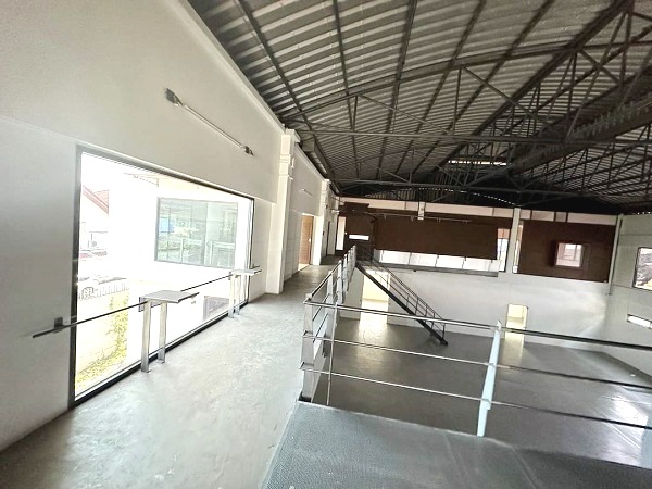 ให้เช่าอาคารสำนักงานให้เช่า พร้อมโกดัง ซอยสุขุมวิท 101  ใกล้ BTS ปุณณวิถี  จอดรถ 12-14 คัน เนื้อที่ 2-2-0 ไร่   พึ่ง renovate ใหม่ ภายในใหม่ พร้อมใช้งาน 