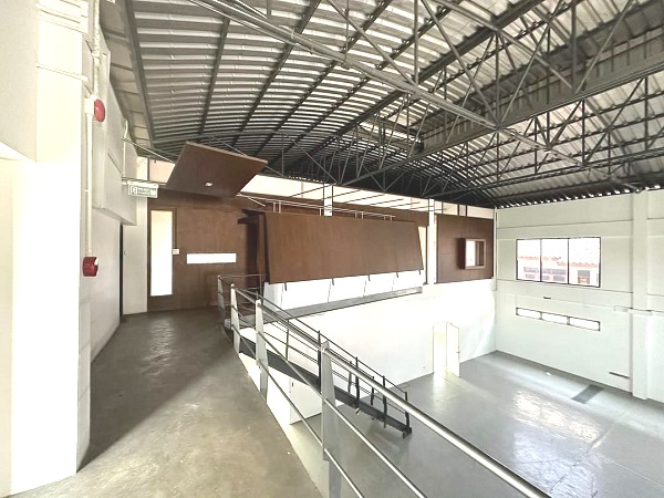 ให้เช่าอาคารสำนักงานให้เช่า พร้อมโกดัง ซอยสุขุมวิท 101  ใกล้ BTS ปุณณวิถี  จอดรถ 12-14 คัน เนื้อที่ 2-2-0 ไร่   พึ่ง renovate ใหม่ ภายในใหม่ พร้อมใช้งาน 