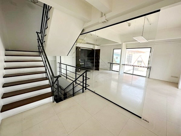 ให้เช่าอาคารสำนักงานให้เช่า พร้อมโกดัง ซอยสุขุมวิท 101  ใกล้ BTS ปุณณวิถี  จอดรถ 12-14 คัน เนื้อที่ 2-2-0 ไร่   พึ่ง renovate ใหม่ ภายในใหม่ พร้อมใช้งาน 