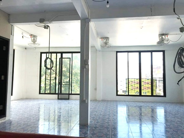 ขายด่วน อาคารพาณิชย์ 4ชั้นครึ่ง 37ตรว ย่านบางลำภู ล้อมรอบไปด้วย  โรงแรม ร้านอาหาร ย่านนักท่องเที่ยว หน้ากว้าง 9เมตร ลึก 12เมตร 