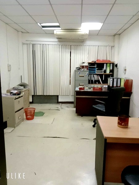  ขายอาคารพาณิชย์ 4ชั้น ไม่รวมดาดฟ้า สร้างเต็ม อยู่ใจกลางสำเพ็ง    หน้ากว้าง 4 เมตร ลึก 14เมตร ทำเลค้าขาย เหมาะทำออฟฟิศ  เนื้อที่14 ตรว ร้านค้า โกดัง ที่เก็บของ ราคาขายต่ำกว่าราคาประเมิน