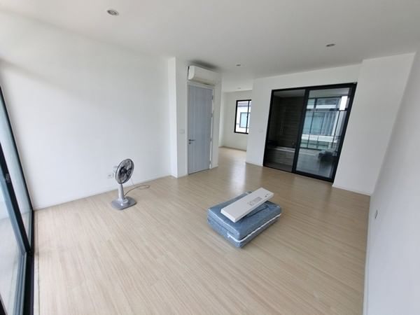 MBH33 ขายทาวน์โฮม หมู่บ้าน เนอวานา ดีฟายน์ ศรีนครินทร์-พระราม 9