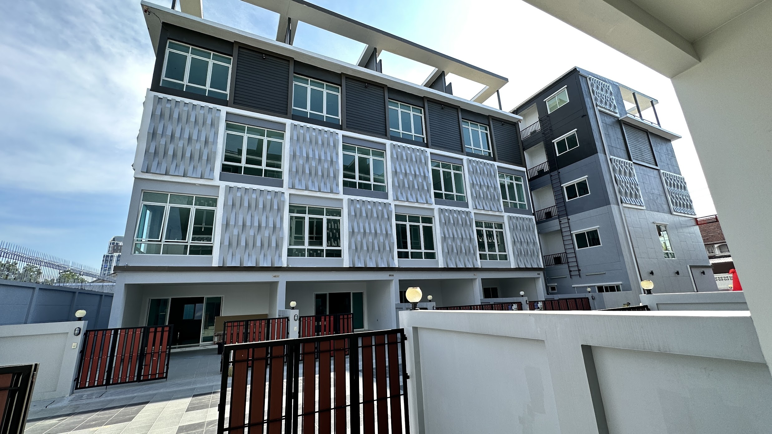 โครงการโฮมออฟฟิศสุดหรูHallmark สุขุมวิท 64 จังหวัด กรุงเทพมหานคร