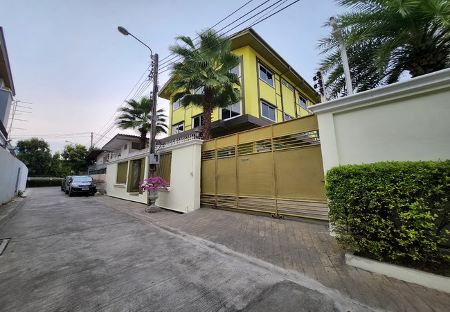 ขายคลังสินค้าพร้อมออฟฟิศ ซอยพหลโยธิน 32 ถนนพหลโยธิน เขตจตุจักร กรุงเทพมหานคร